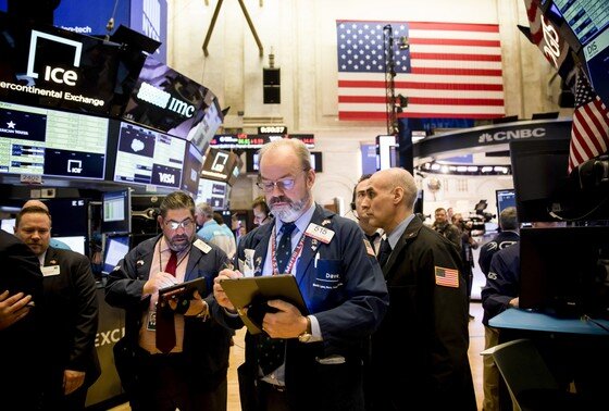    Трейдеры работают в зале Нью-Йоркской фондовой биржи (NYSE) в Нью-Йорке