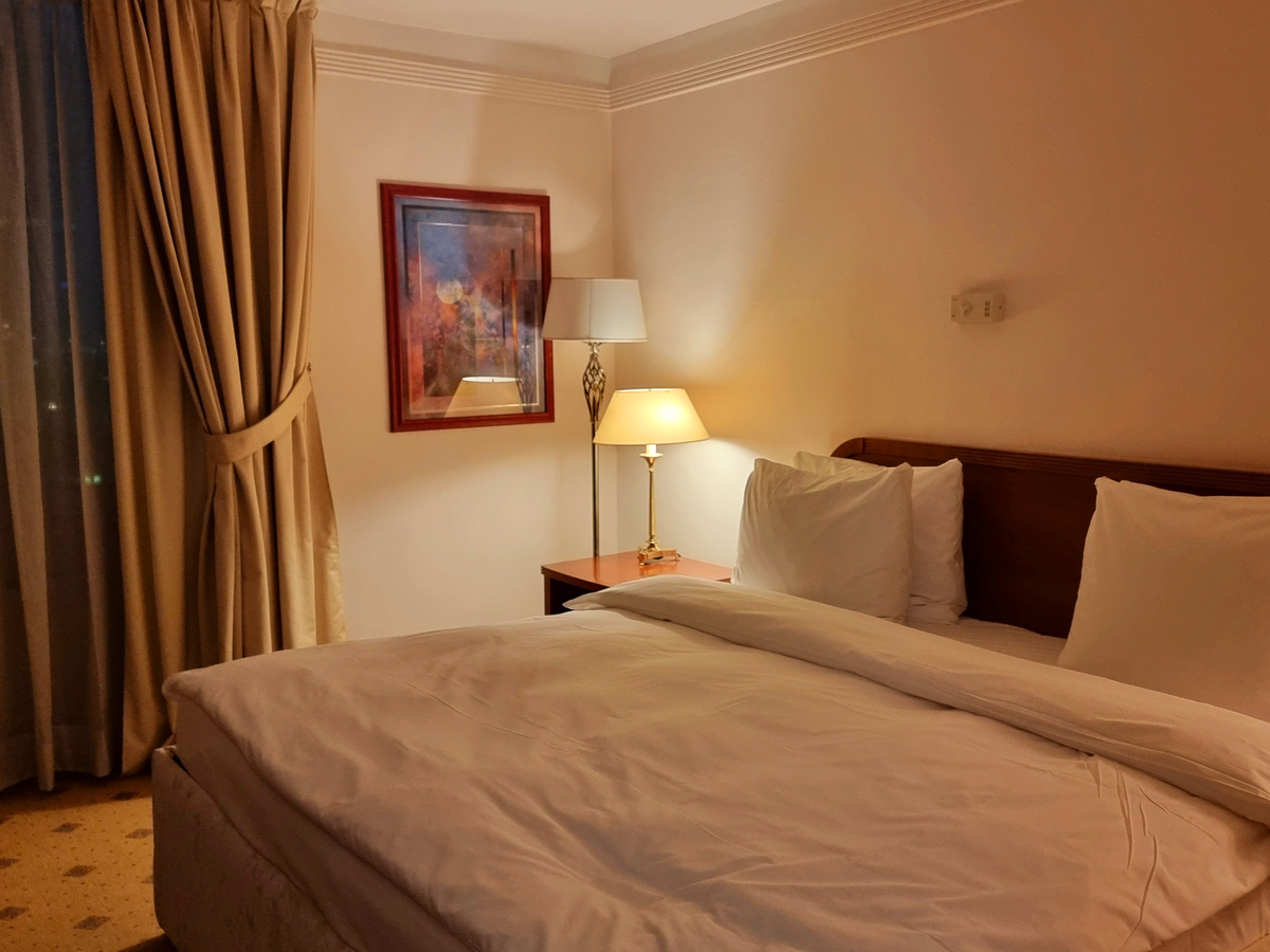 Если выбираете сетевой отель и у него есть программа лояльности, обязательно регистрируйтесь в ней ДО того, как забронируете номер. Программы лояльности дают скидки и разные дополнительные плюшки