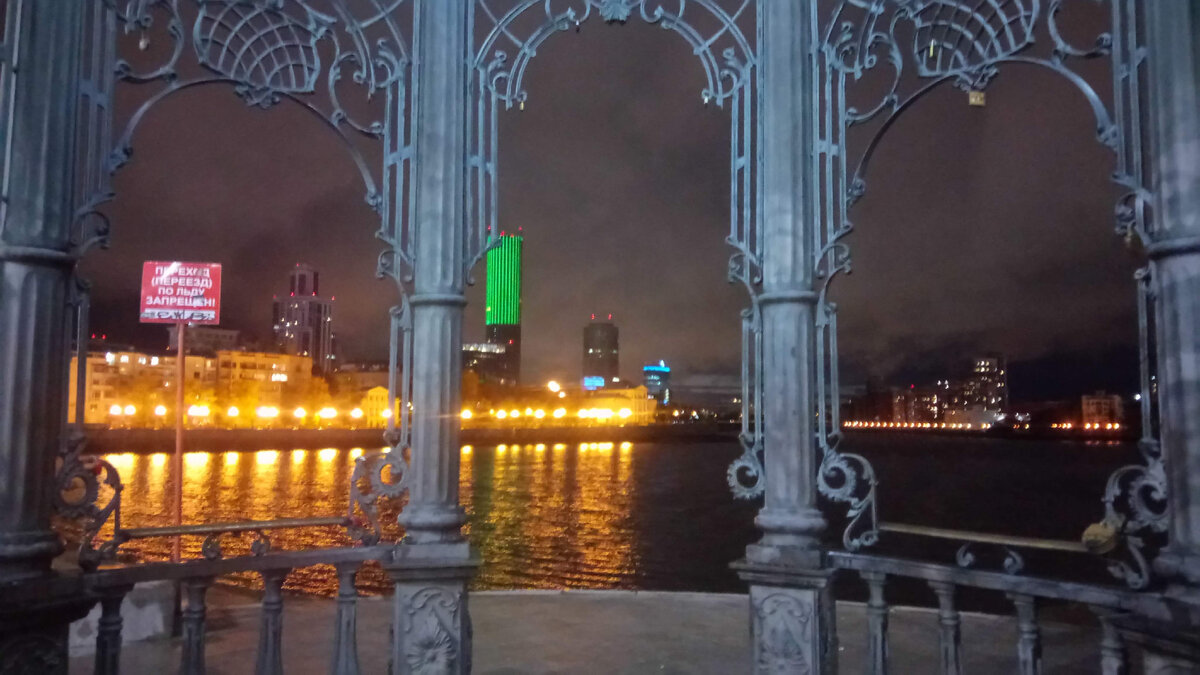 Набережная. В ротонде