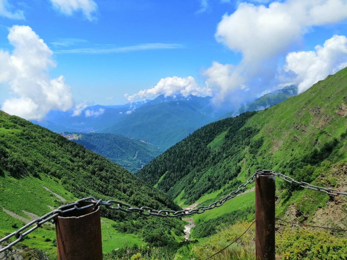 Сюда можно пробежаться как в формате однодневной прогулки, так и подняться на два, три, четыре и более дней. И поверьте, заняться здесь есть чем!