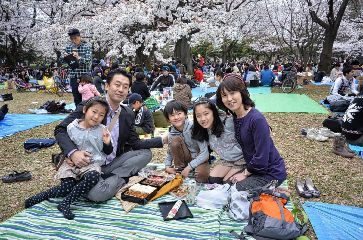 Japan family. Японская семья. Семья японцев. Японская семья традиции. Японцы отдыхают.