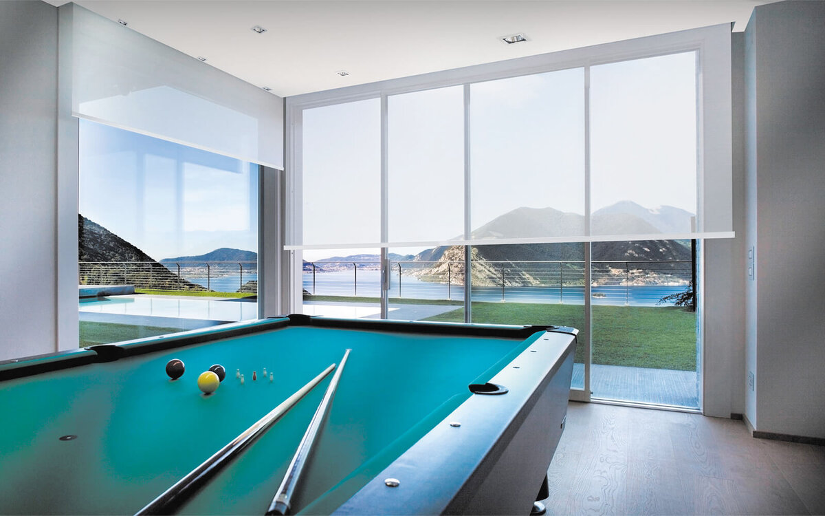 Благодаря встраиваемым шторам, потолок в помещении остается ровным, а окна - абсолютно открытыми. 
