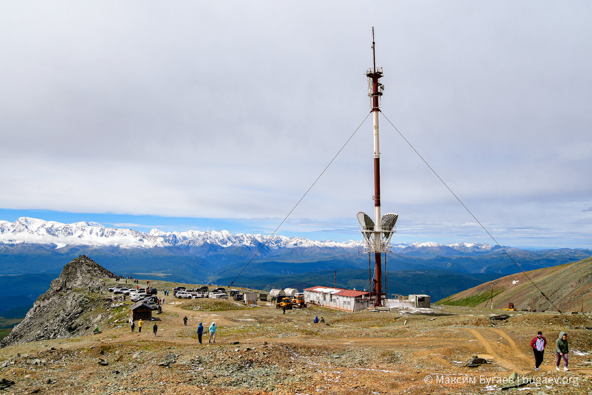 Акташский ретранслятор. Народу много, но насладиться видами это не мешает.