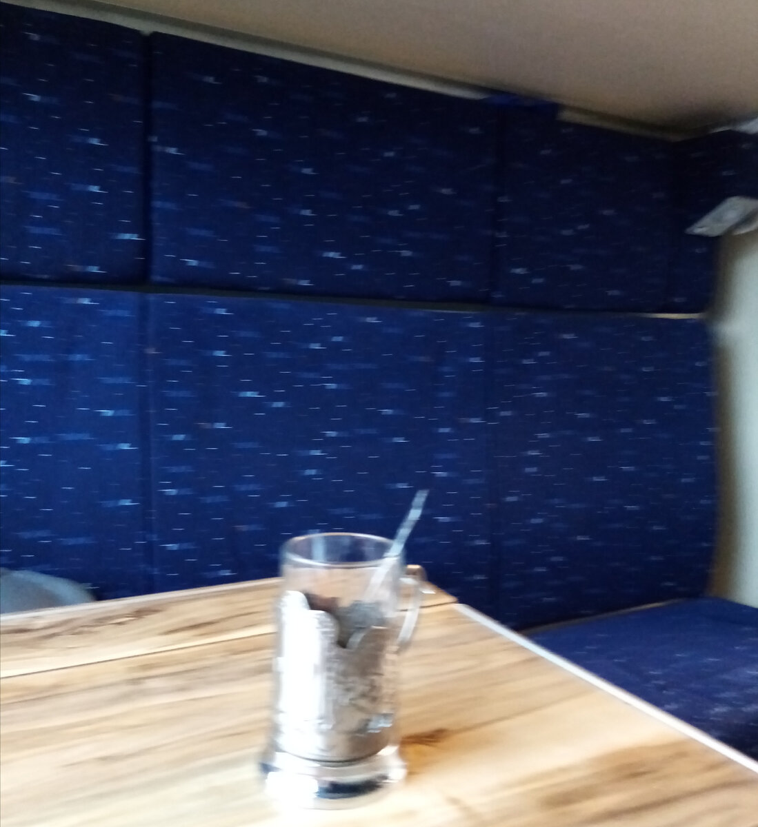 В купе скорого поезда.