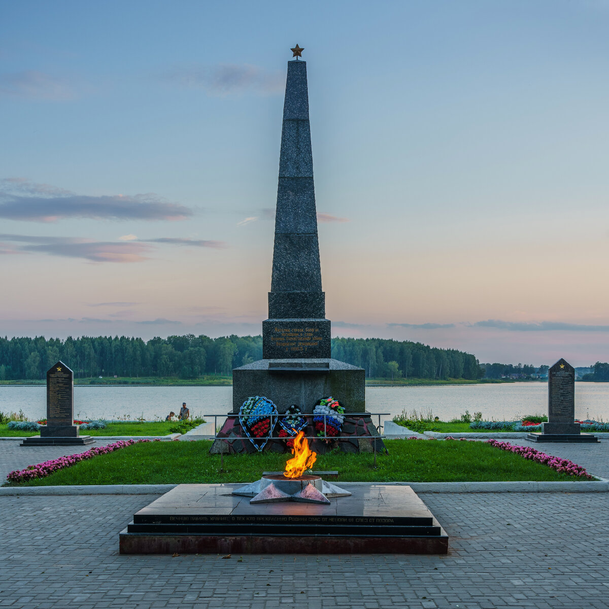 Обелиск фото. Мемориал павшим в годы войны Бологое. Бологое вечный огонь. Обелиск Победы Бологое. Бологое в годы Великой Отечественной войны памятники.