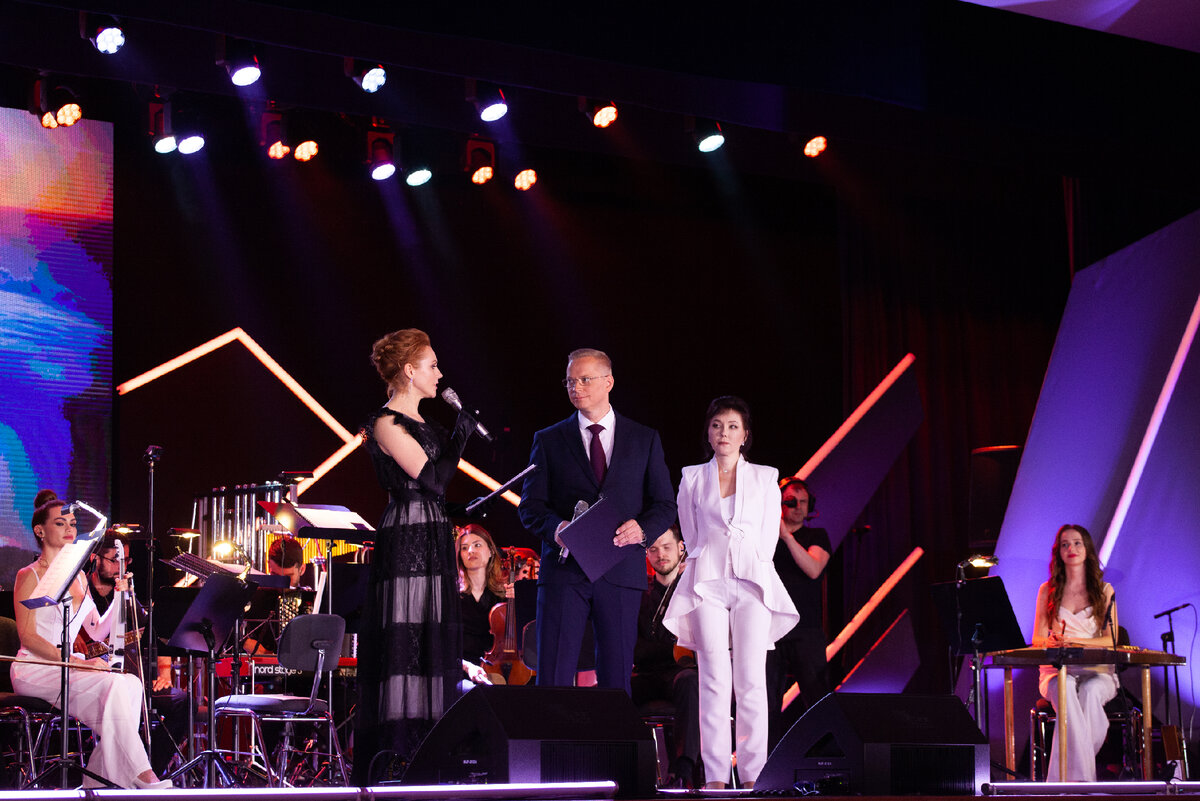 Малый зал Государственного Кремлёвского Дворца. Перед началом полуфинала фестиваля «Дорога на Ялту». Татьяна Ремезова, Эрнест Мацкявичюс и дирижёр Ли Отта.