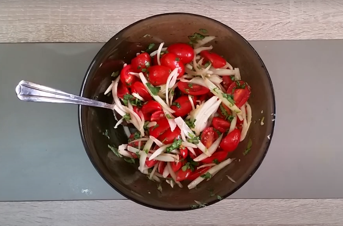 Салат с бальзамическим соусом, помидорами и огурцами