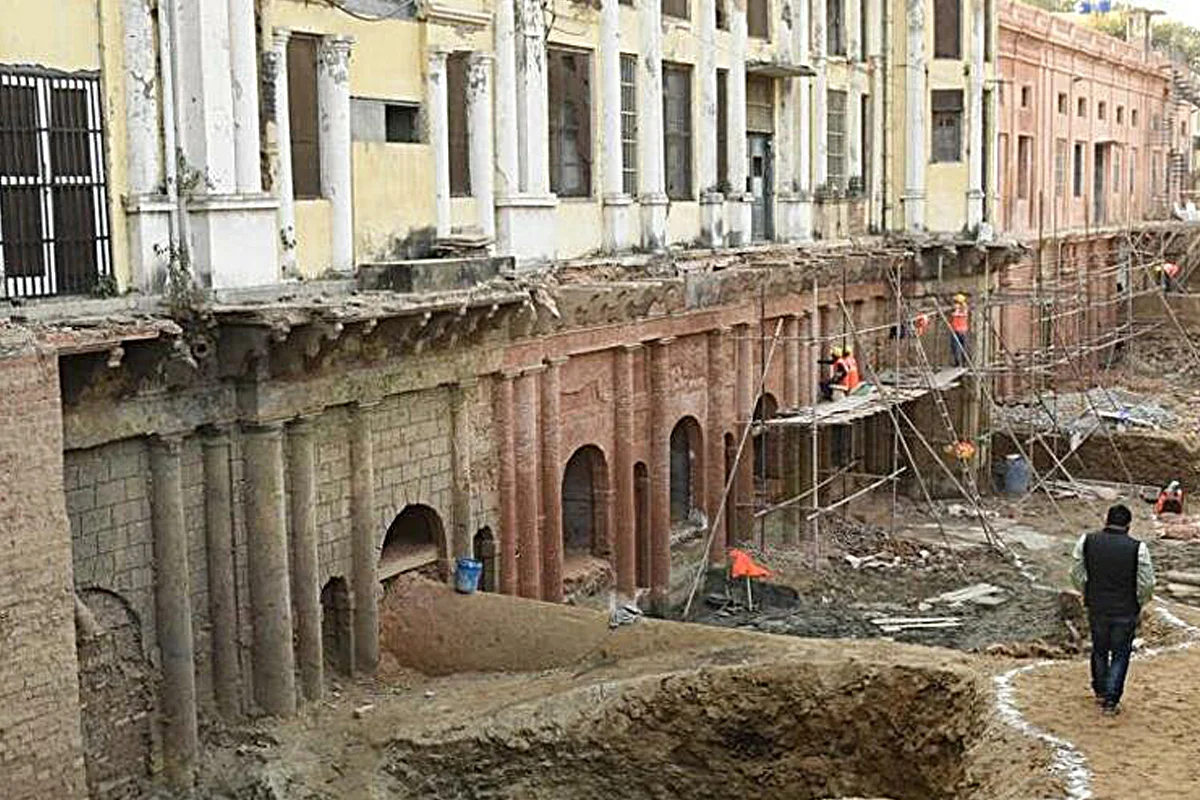 Города ушедшие под. Раскопки les Halles Париж. Политехнический музей откопали. Закопанные этажи Санкт Петербург. Засыпанные города Руси.