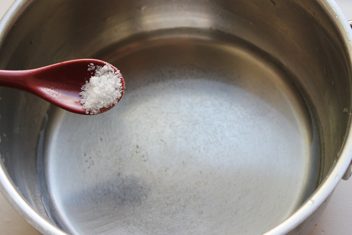 Воду берем теплую - так быстрее соль растворится.