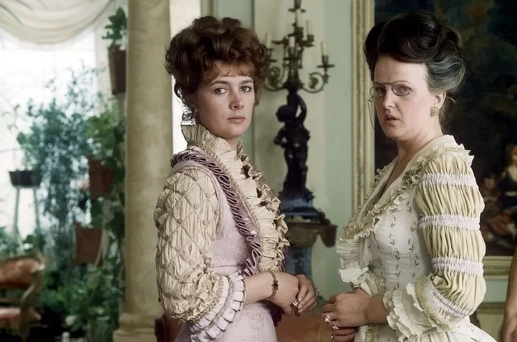 Дочь и мать Чебоксаровы (Людмила Нильская и Елена Соловей), кадр из фильма "Бешеные деньги" (1981)