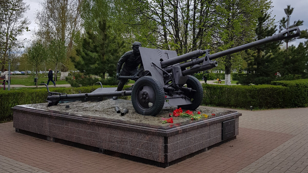 Первым залпом батарея М.Ф. Борисова подожгла 2 танка, однако ответным огнём она была уничтожена, но Борисов остался единственным выжившим из 28 человек, тогда он сам встал к орудию и прямой наводкой подбил 7 танков.