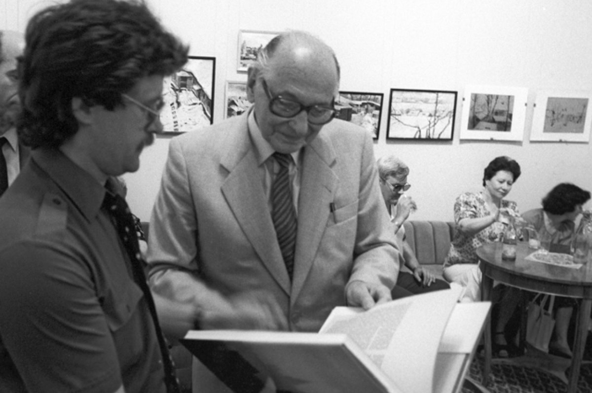    Хайнц Фельфе (справа) на презентации своей книги «Мемуары разведчика», 1988 год.