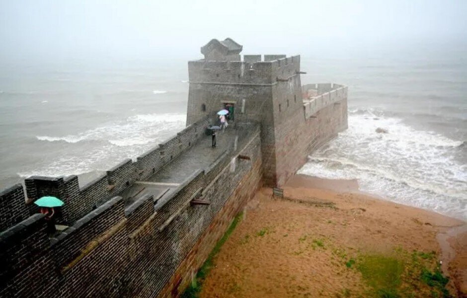 Вот так буднично заканчивается Великая Китайская стена.