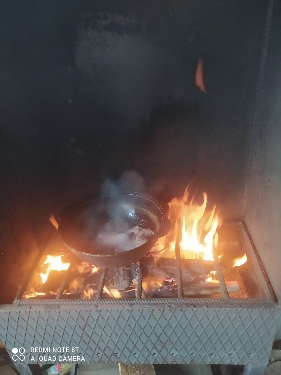 Свинина примерно 500гр, картофель 5 шт, две средние морковки, луковица, зелень- лук, укроп, петрушка.. Приправы. 