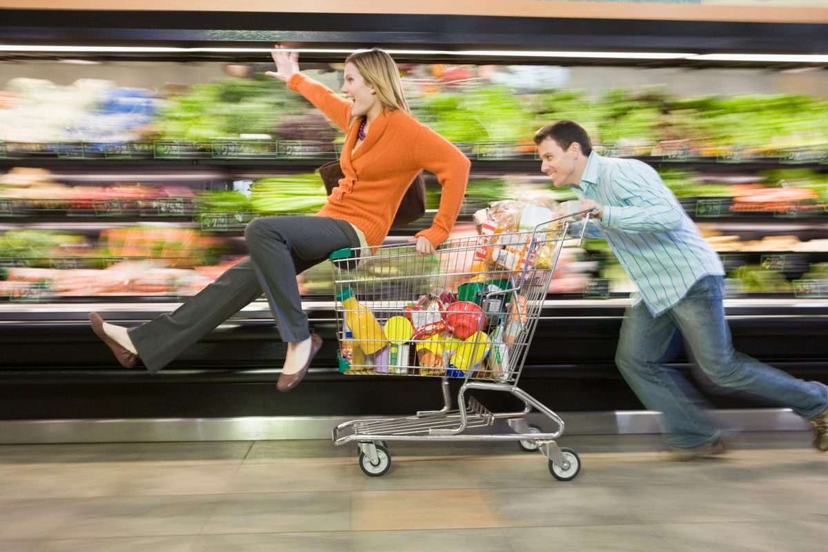 Первая большая покупка. Люди с тележками в супермаркете. Женщина с тележкой в супермаркете. Катание на тележке в супермаркете. Человек с тележкой.