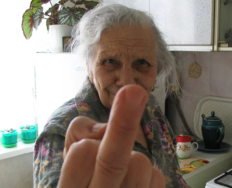 Старушка показывать. Бабушка Люся. Покажи бабушку. Злая бабка бабка. Бабка с факью.