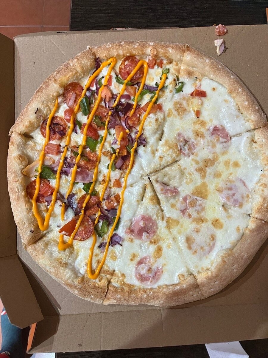 Внешний вид к сожалению в жизни не на столько сочный и аппетитный как на фото. Нет ощущения, что потекли слюнки и надо срочно нести слюнявчик. По Нашим ''вкусовым сосочкам '' данная пицца является не сытной от слова совсем, так же довольно таки соленная. Вкусовая палитра простая, вкус однотипный, нет эффекта ''вау'', что и следовало ожидать исходя из ингредиентов. Так же не понятно почему данную пиццу назвали ''Ветчина и сыр '', а не ''Сыр и ветчина'', ведь сыра здесь больше чем ветчины. Своих денег (799 рублей за большую версию) не стоит, максимум бы отдали за нее 480-500 рублей. Наша оценка данной пицце 3.8 балла из 10 возможных баллов. Так же отдельно данную пиццу не советуем заказывать, но как в наборе или в подарок, данная пицца сойдет. 