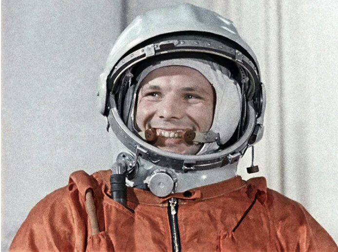 Юрий Гагарин (1934-1968) - советский космонавт, первый человек в истории, совершивший полет в космос. 12 апреля 1961 года на корабле "Восток-1" он провел в космосе 108 минут, достигнув высоты 327 км. После полета Гагарин стал национальным героем СССР и получил множество наград и званий. В 1968 году погиб в авиакатастрофе во время испытаний самолета.