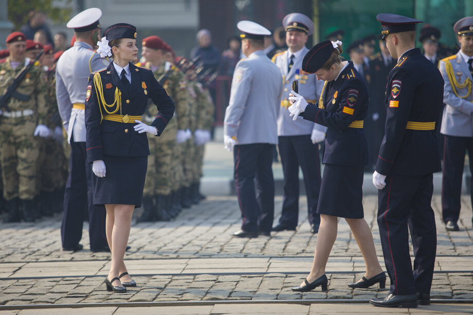 Участники парада успевали сделать фото на память. Фото: Максим Конанков/Octagon.Media