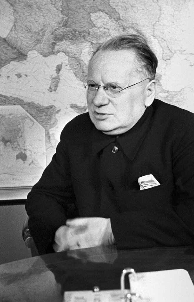 Если кто не знает, Литвинов Максим Максимович - это был такой дипломат при Сталине, нарком иностранных дел до Молотова (до 1939-го)