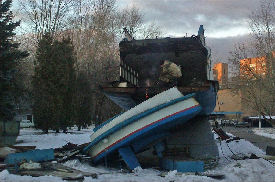 Теплоход на монументе уфа. Памятник теплохода Кандалакша.