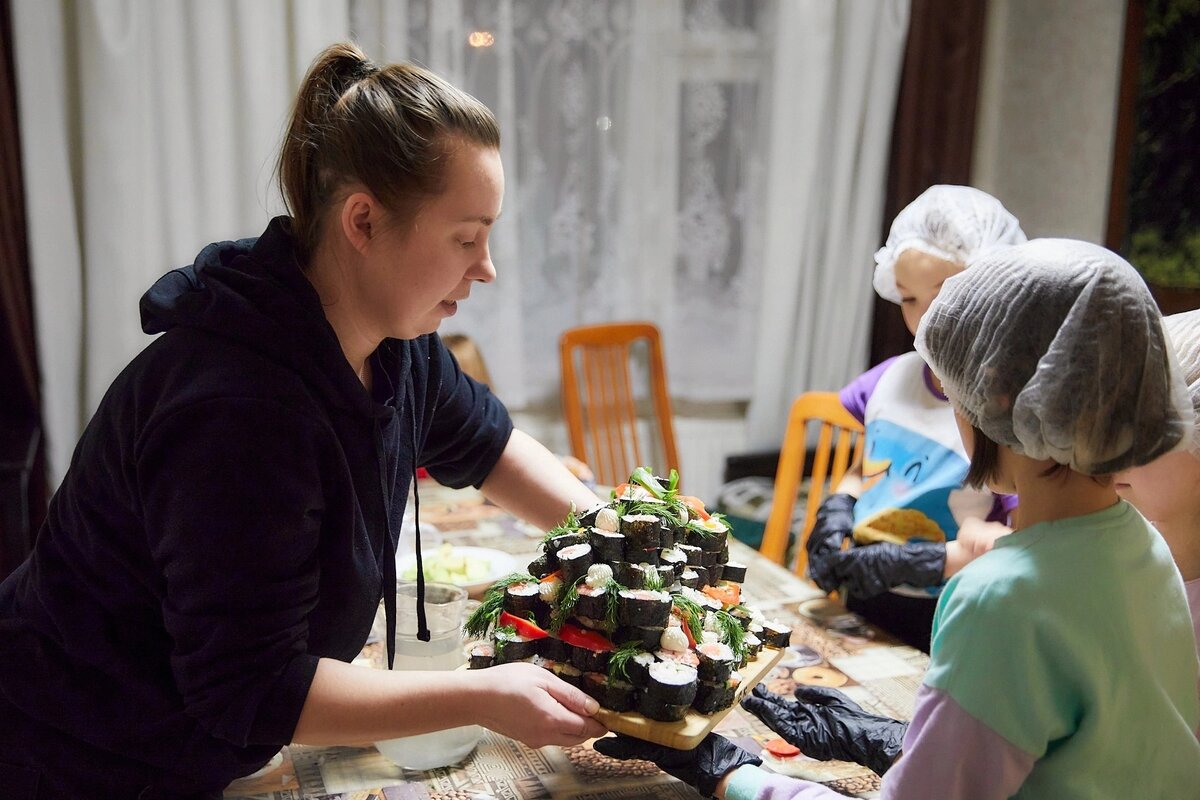 Наш волонтёр Людмила проводит очередной "вкусный" мастер-класс для детей.