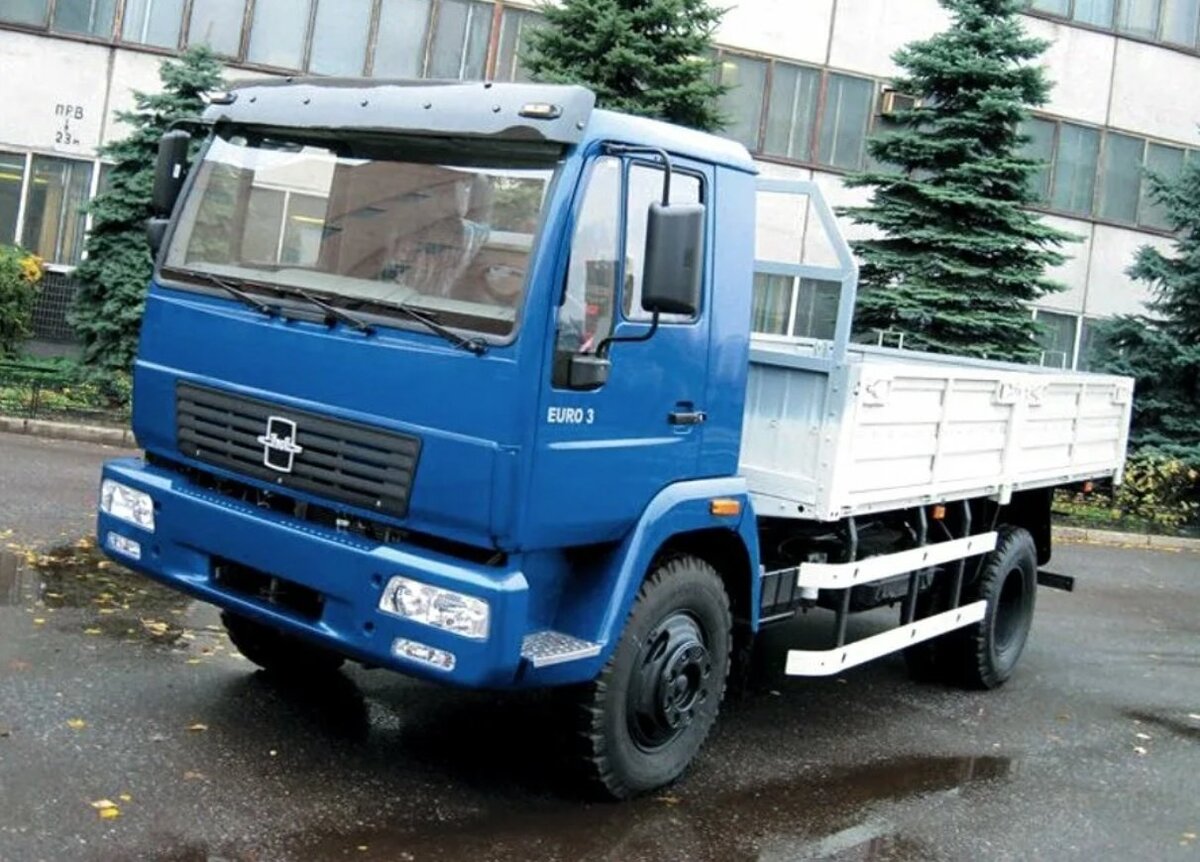     Такие же кабины (но предыдущего поколения) когда-то использовались на грузовиках ЗиЛ-4329