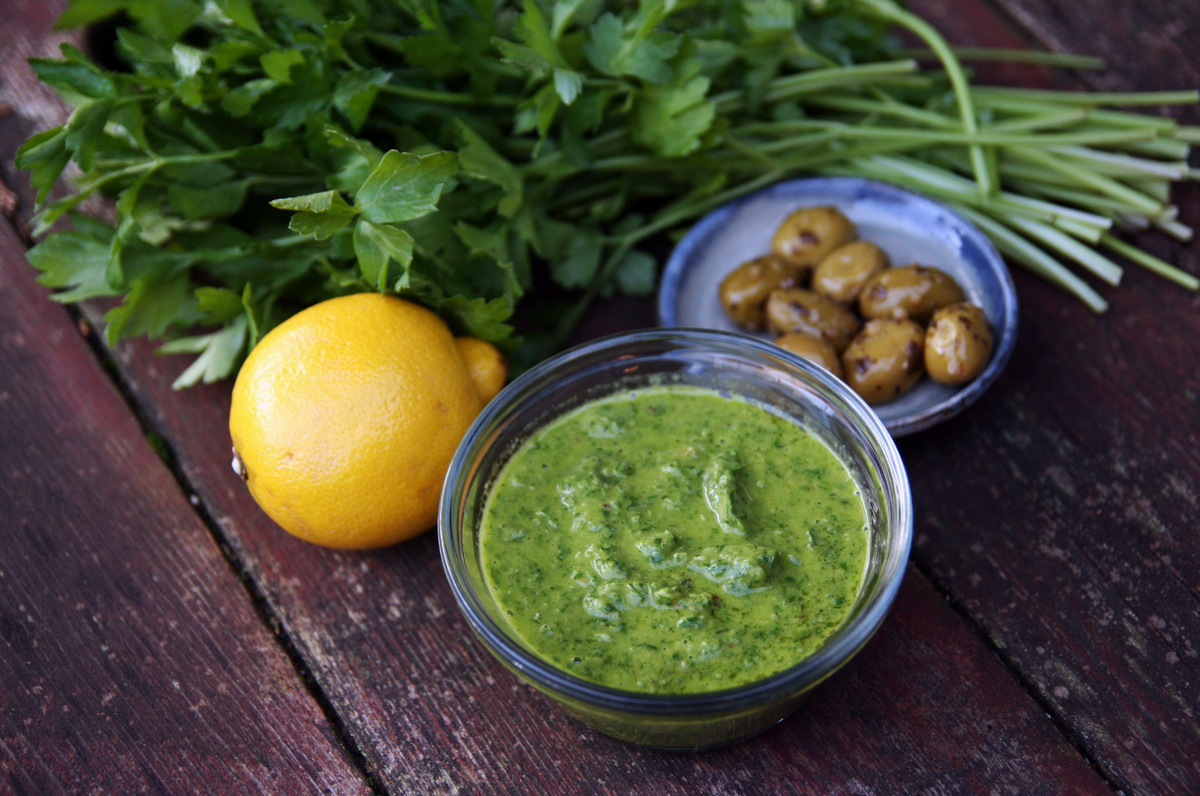 Рецепт соуса укропа и чеснока. Зеленый соус (сальса-Верде). Соус Salsa Verde. Оливковый соус. Зеленый соус к рыбе.