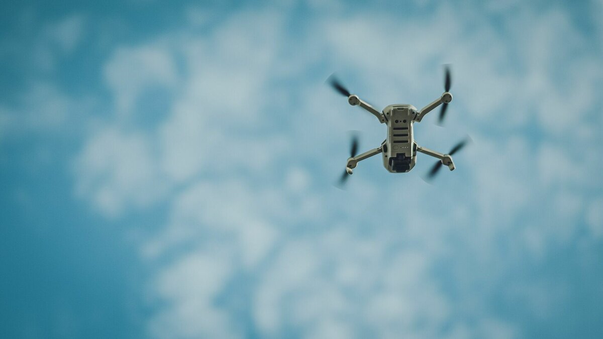     Любители аэросъемки шокированы новым указом. Документ о запрете полета беспилотников подписал глава Карелии.