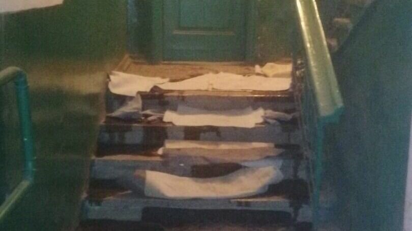     Накануне вечером жители одного из домов в Красноармейском районе Волгограда обнаружили в подъезде тряпки, пропитанные горюче-смазочными материалами и выдвинули версию, что кто-то хотел поджечь дом, сообщает издание «НовостиВолгограда.ру» со ссылкой на очевидцев.