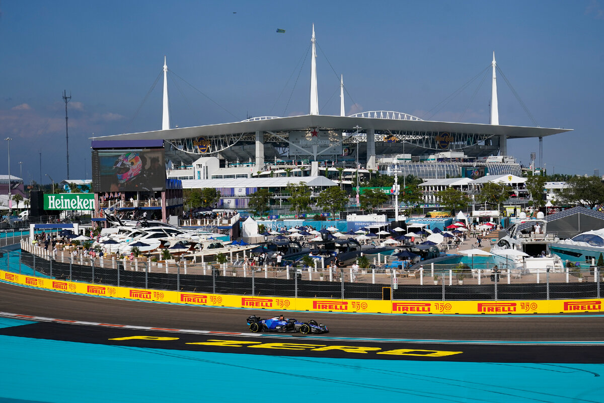 Панорама трека на фоне Hard Rock Stadium