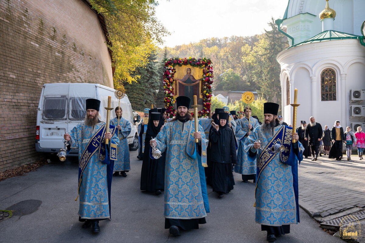 Успенский собор Святогорской Лавры осенью