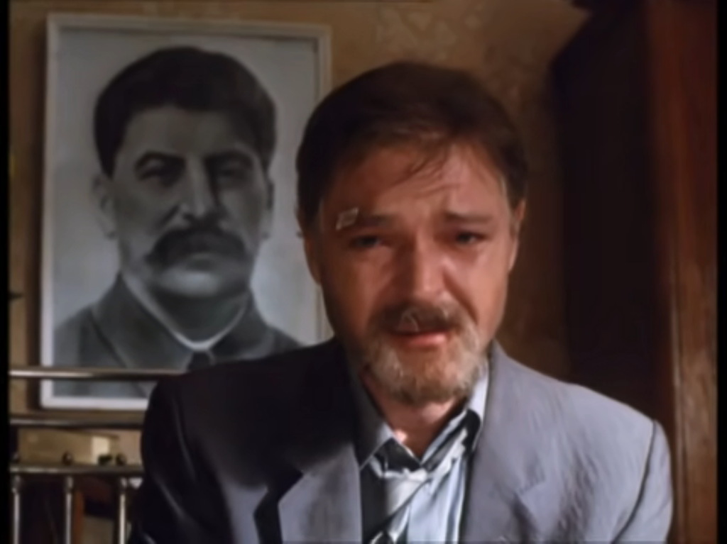 Кадр из фильма - отец Ивана умер и сообщил ему некую тайну