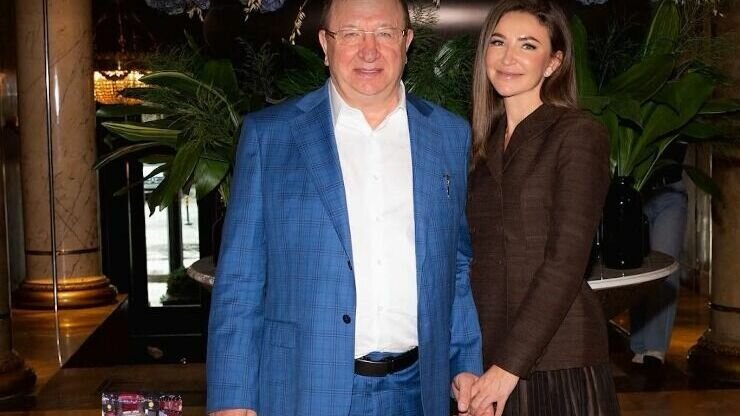     Со дня задержания «королевы марафонов желаний» Елены Блиновской из-за неуплаты налогов на астрономическую сумму почти в один миллиард рублей прошло две недели. Всё это время звездный коуч находится под домашним арестом.