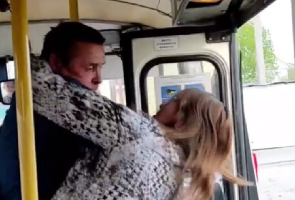 Автобус. В париже беременную девушку выбросили из автобуса. В париже беременную девушку выбросили из автобуса. Подросток в москве ударился об столб. Мужика выкинули из автобуса.