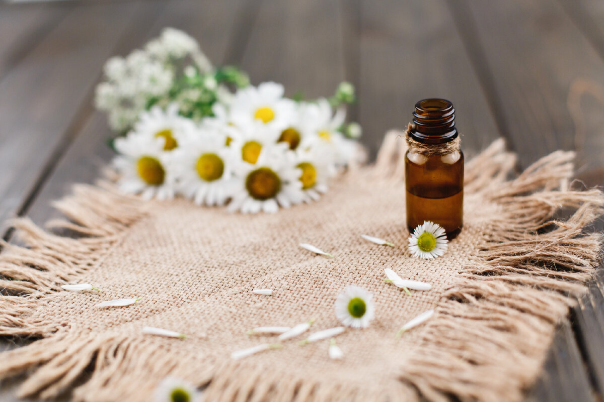 Цвет масла ромашки. Ароматерапия. Масло для ног Camomile.