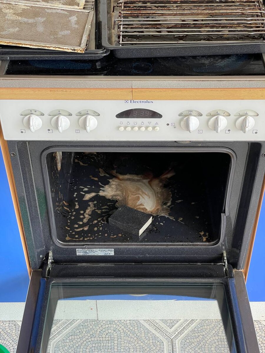 Процесс мытья духовки (Клининговая компания "Чисто Алиса")