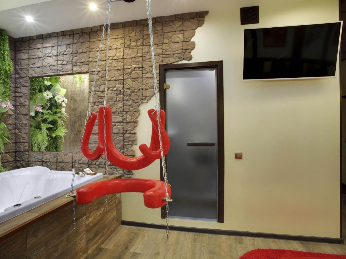 Качели в номере "Япония" в отеле Подушкин в Измайлове в Москве. 