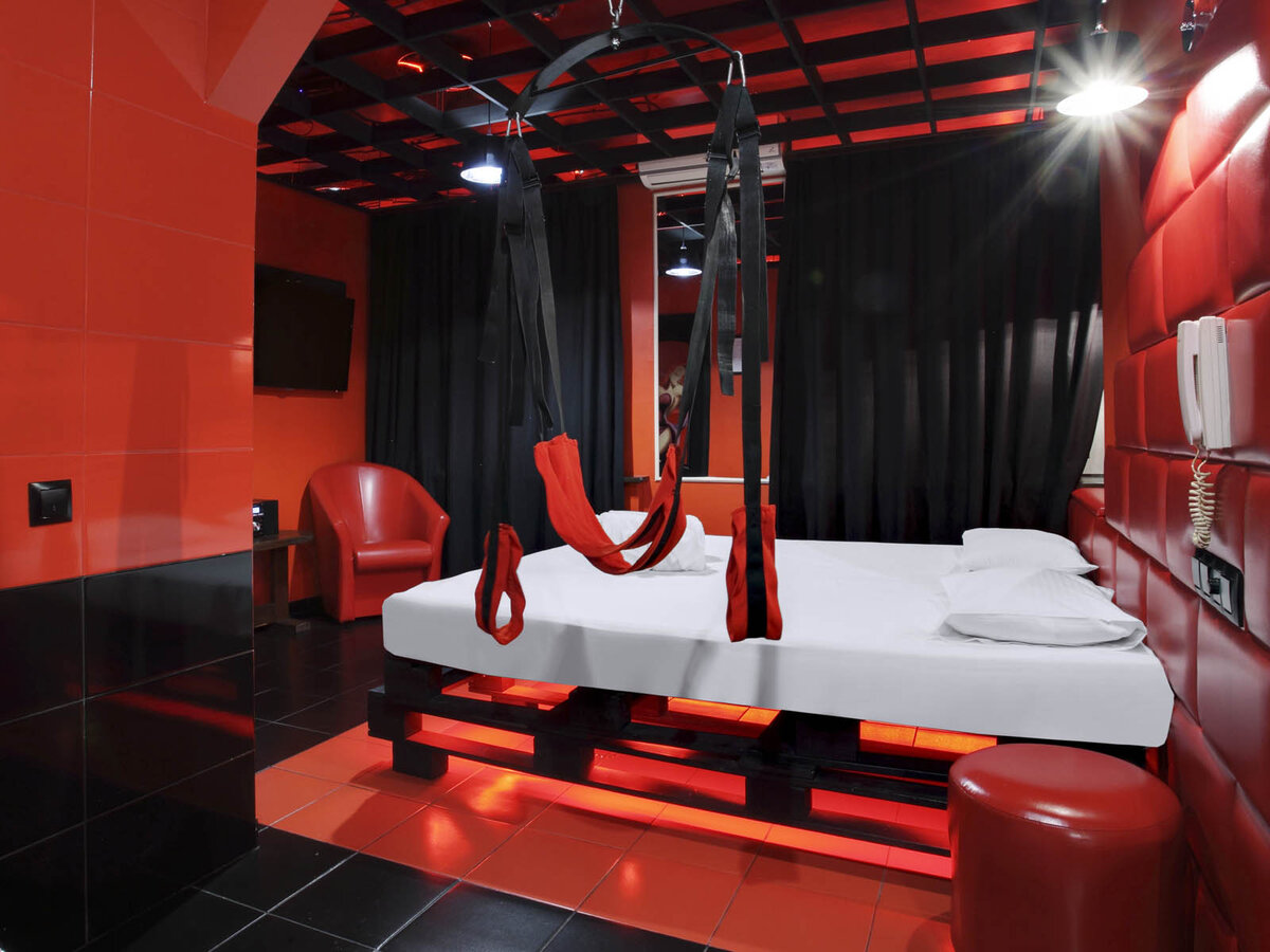 Качели в номере "Премиум 15" в отеле Подушкин в Войковской в Москве. 