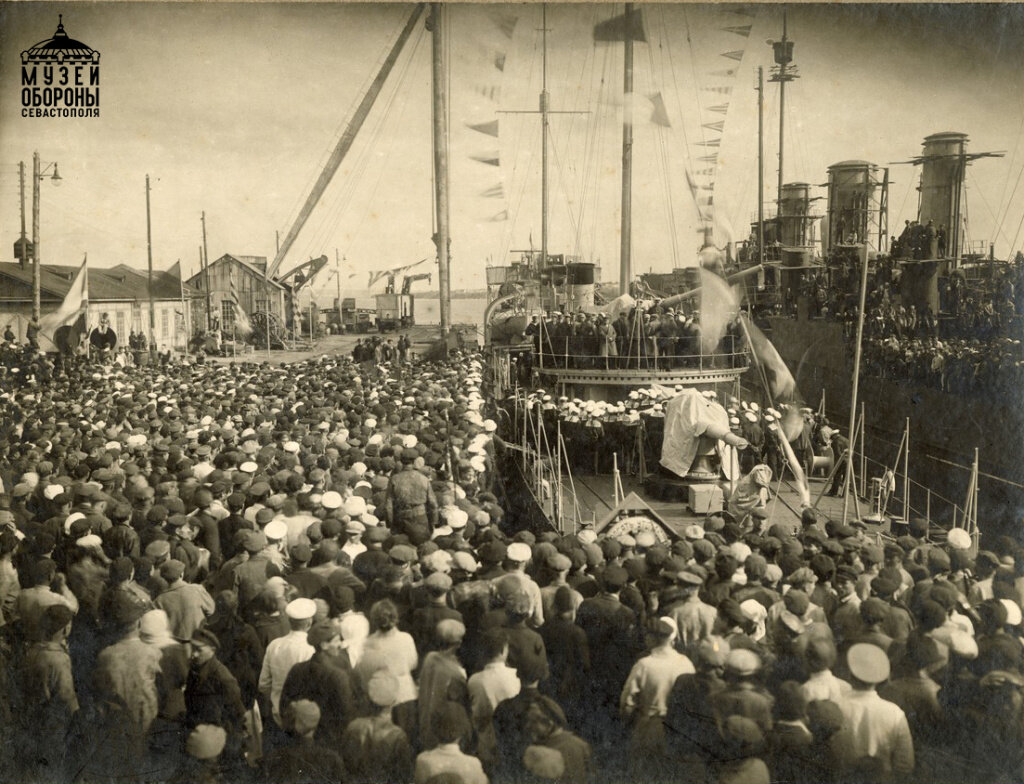 Подъем флага на эсминце «Петровский» Фото 1925 г. Николаев. Фонды Музея обороны Севастополя