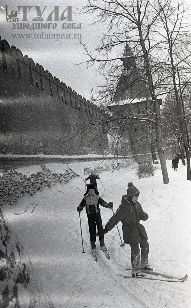 Век уходит. Тула 1980-х. Январь 1987. На лыжах у стен Кремля. Тула 1980-х годов в объективе Владимира Белтова.