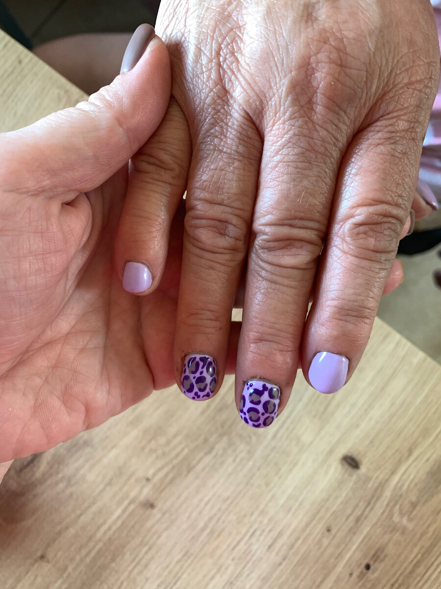 Не смотрите на кутикулу, только на сами ногти 😂 это мама каждый день копается в земле, естественно, без перчаток… поэтому сама кутикула уже ужас ужасный как будто и не было маникюра. 