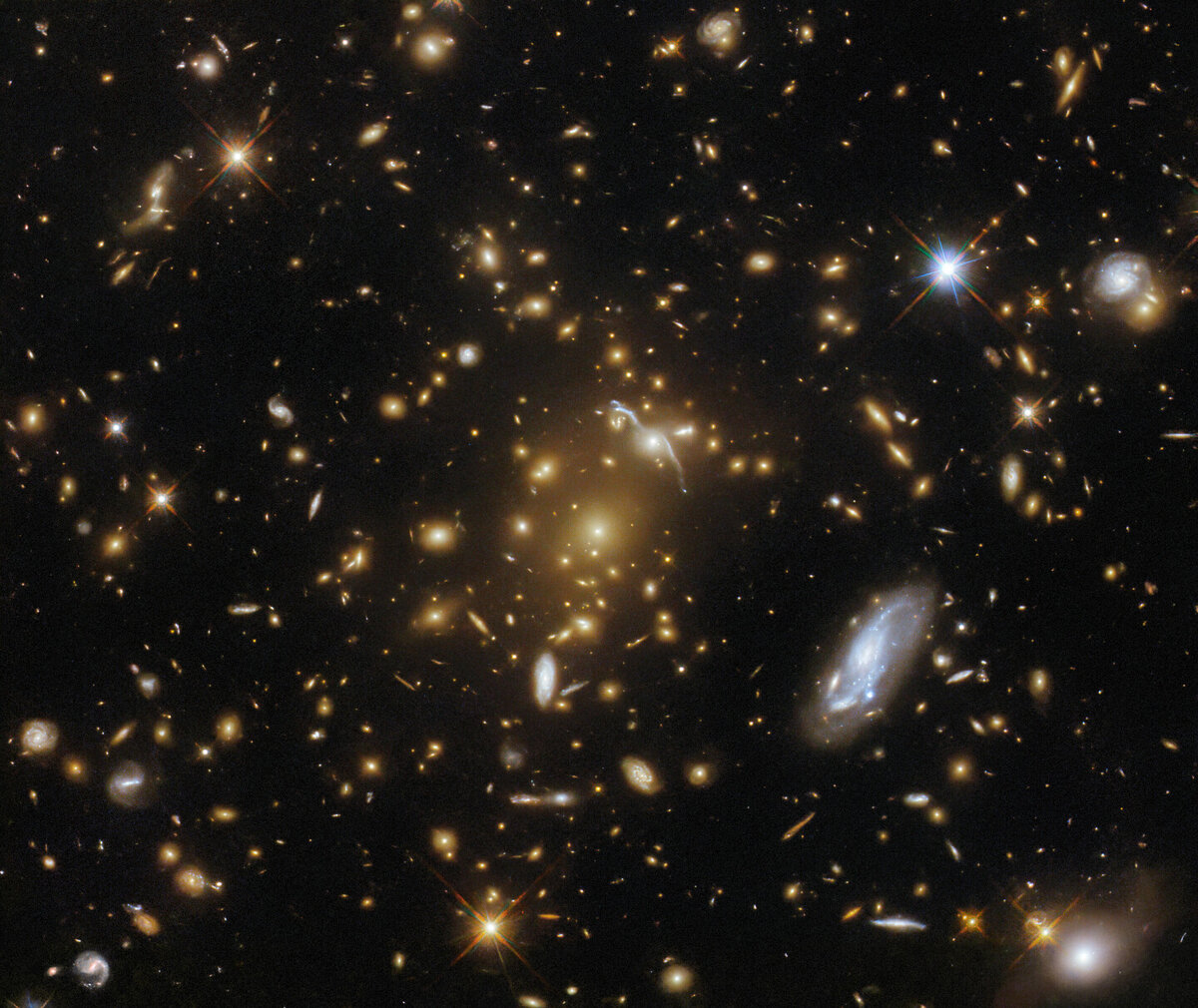     Фото: ESA/Hubble & NASA, H. Ebeling