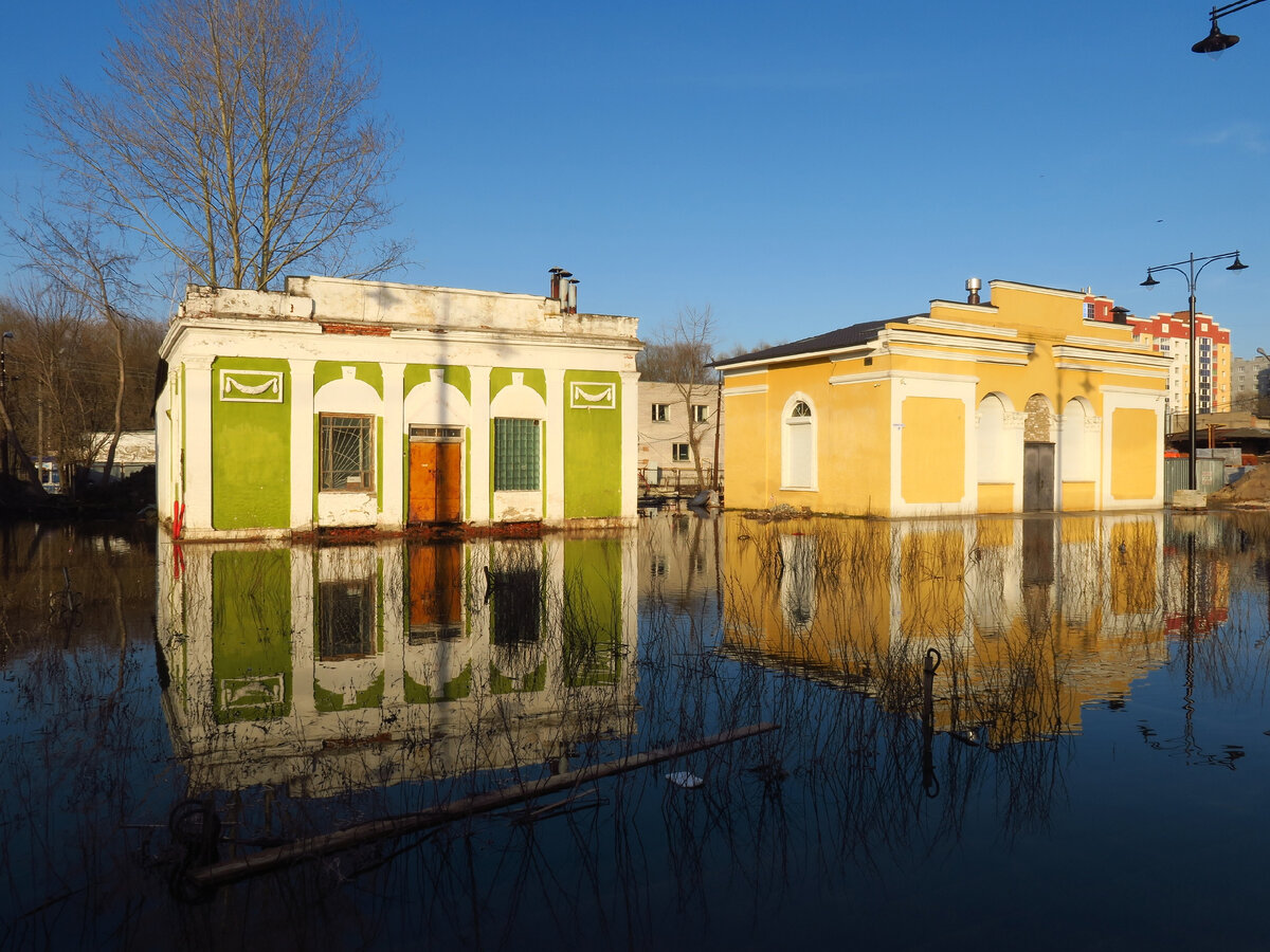 Рязанская Венеция: павильон №13 "Мясомолочная промышленность", и павильон №15, успевший побывать "Культурой" и "Шпалозаводом"