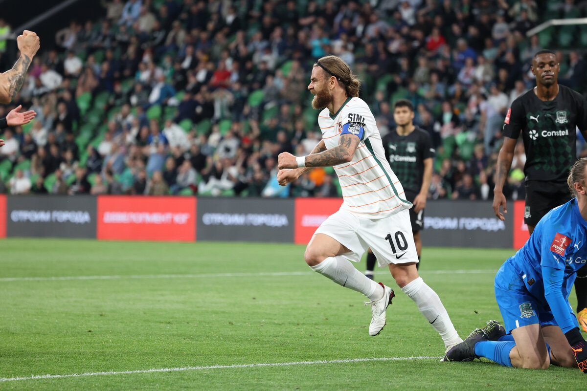 На трибунах много болельщиков (момент гола Эрика Бикфалви)