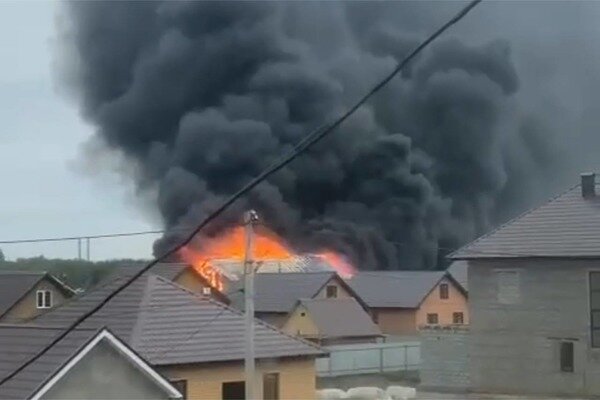    В поселке Кушкуль под Оренбургом загорелся жилой дом, переоборудованный под цех по переработке дерева