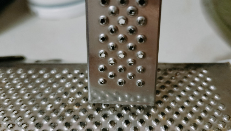  Такое приспособление, как терка, имеется на каждой кухне и занимает почетное место: без нее невозможно приготовление массы блюд.