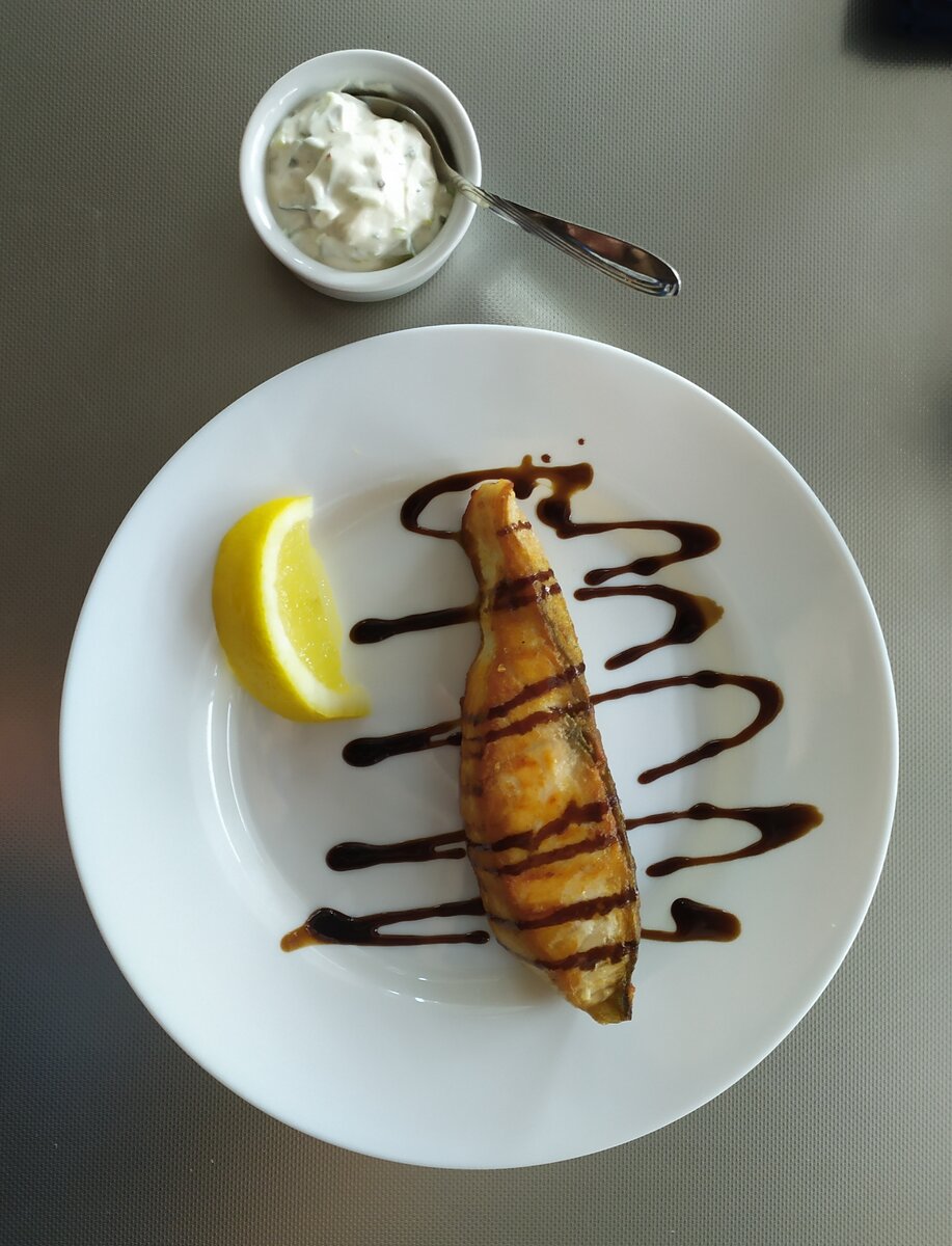 Лосось запечённый и соус тар тар 