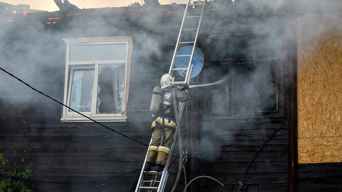     В Ижевске на улице Братской вечером 18 мая произошел пожар в частном доме, в результате которого погиб хозяин домовладения. Об этом сообщила пресс-служба ГУ МЧС России по Удмуртии.