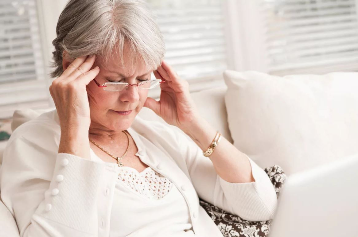 Климактерический период картинки. Мигрень фото. У женщины болит голова. Болит голова. Мигрень климакс.